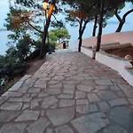 Nyaraló Island House *